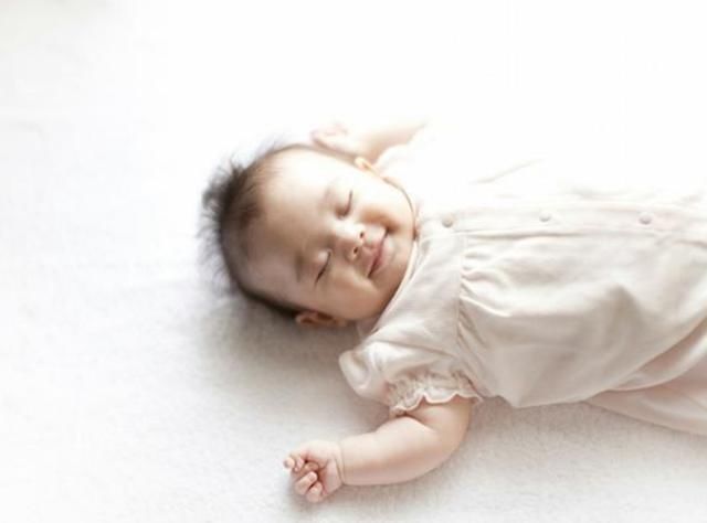 营养均衡|睡觉姿势和大脑发育有关，如果是如此睡觉，孩子的大脑发育很发达