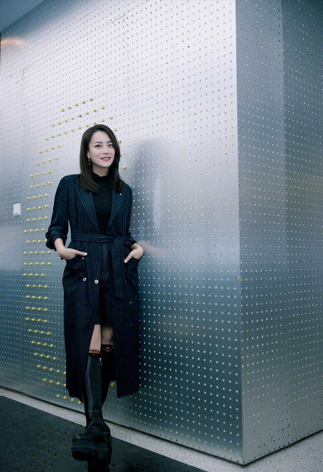 学着霍汶希去搭配,演绎出了强大气场,风衣搭配直筒裤超洋气