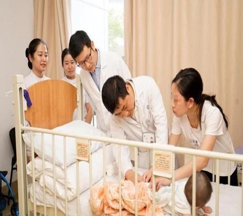 宝宝|妈妈发现“带红色”纸尿裤,月嫂称婴儿生理期,检查后得知原因