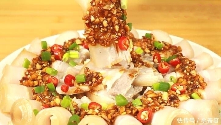 蒜泥白肉|每年的年夜饭我家做此菜，好吃好看，做法简单，待客超有面