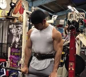 淡定|181cm日本肌肉壮男走红,每天深蹲练出大粗腿,网友不淡定了