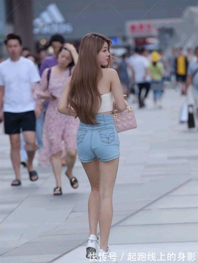 性感 白色挂脖式针织上衣，搭配牛仔短裤和小白鞋，时尚性感又减龄好看！