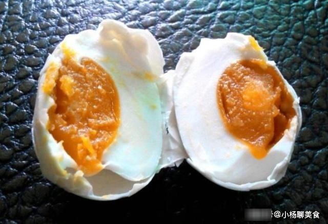 腌咸鸭蛋别泡盐水了！奶奶用了60年的土方法，7天起沙个个冒油