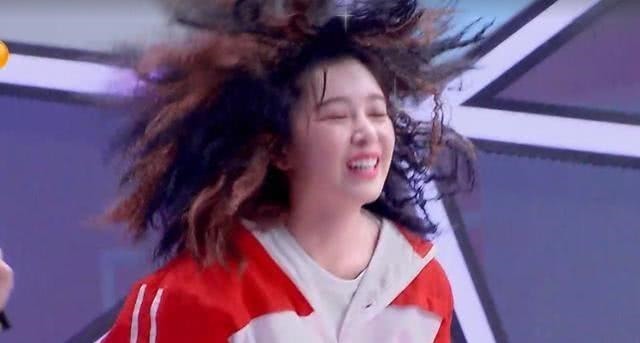 疯狂|阚清子戴假发疯狂地摇摇头,看到她的状态,吴磊忍不住笑了起来