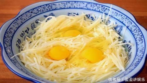 土豆丝里打3个鸡蛋,居然这么好吃,我家一周做6次,上桌就抢光