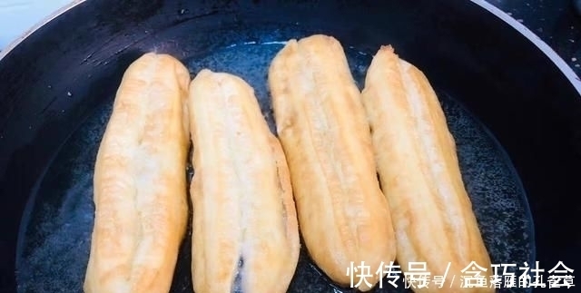 油条|两碗面粉，一个鸡蛋，教你在家炸油条，外焦里嫩，金黄酥脆