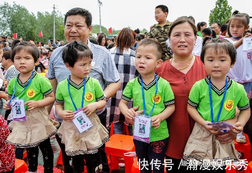 生双胞胎|30多对双胞胎相聚农村景区，还有一四胞胎，看看他们长得像么