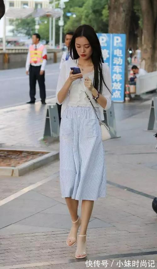 尖头|街拍:美女搭配一双尖头高跟鞋的话,整体给人一种名媛气质的时尚范儿