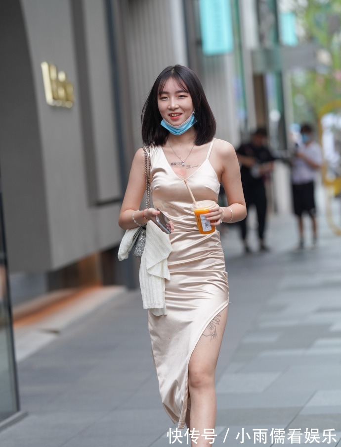 开叉裙|夏日魅力穿搭,“大姐姐”的时髦开叉裙,一路“秀”大长腿!