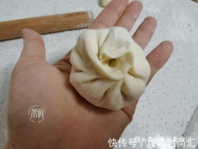 馒头|我家面粉从不蒸馒头，试试这做法，1次做8个，出锅瞬间扫光，赞