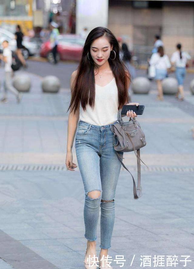 气质|街拍气质靓丽的短发美女,搭配紧身牛仔裤,带着阳光般的微笑