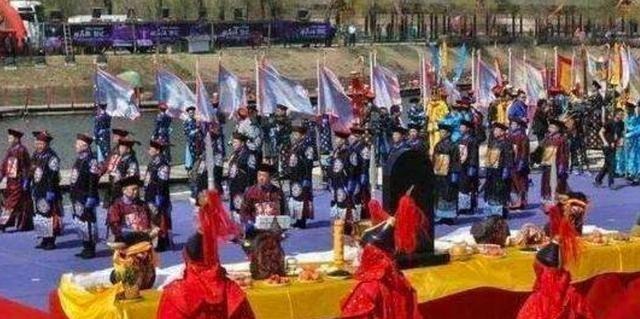 满族!乾隆七世孙祭祖穿黄袍、读圣旨,走15道程序,场面夸张像拍戏