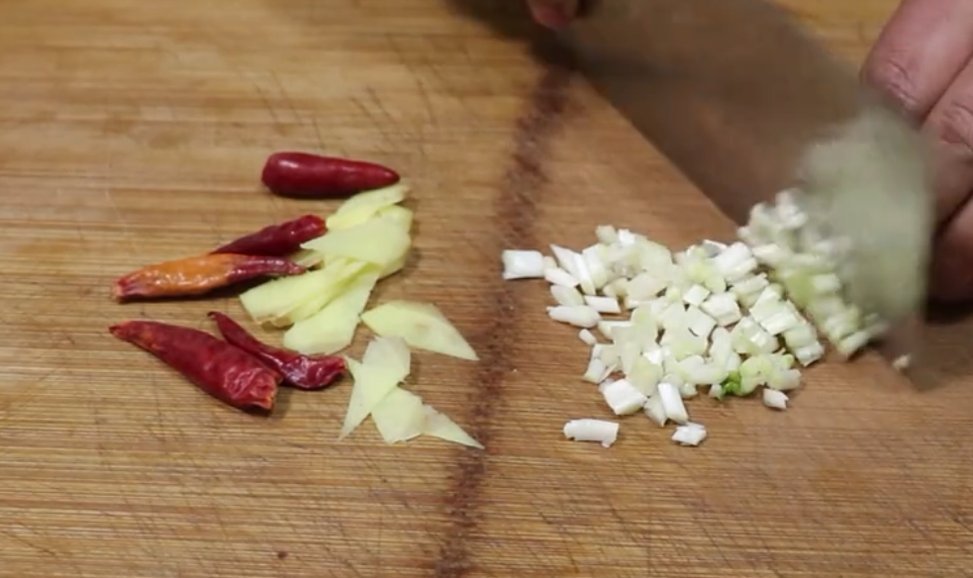 倒入|猪血最美味的吃法,香辣美味,猪血Q弹爽滑,是一道不错的家常菜