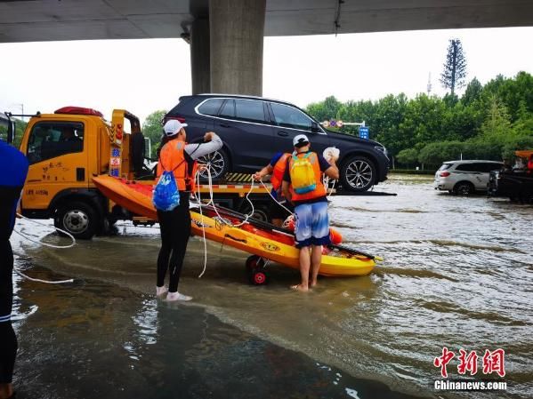 皮划艇队|郑州阜外医院群众被困 救援人员联系潜水员增援
