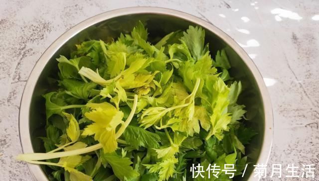 芹菜|失眠便秘都怕这个菜,每天一盘真便宜,肠道通瘦得快,安睡到天亮