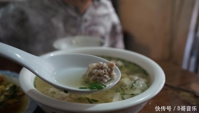 藏在破巷中的私房菜，五张桌子，一天营业两小时，想吃要提前预约