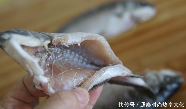 鲜肉|炖鱼汤有窍门，不管炖什么鱼，照这个方法做，汤鲜肉嫩无腥味