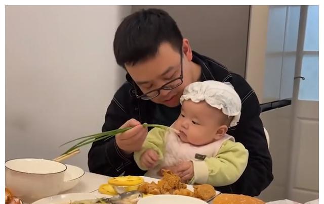 胸怀大志|四川一夫妻为6个月宝宝举办开荤宴,爸爸一开口就知道没那么简单