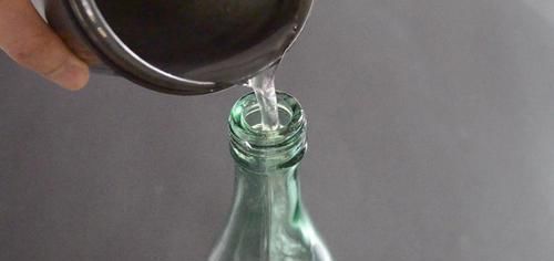 卫生间放一个白醋玻璃瓶真厉害,一年省下不少钱,全家人都夸好