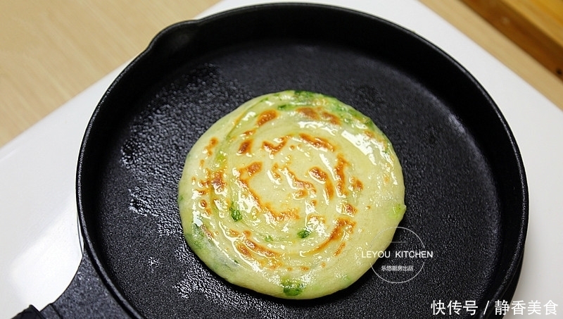 找对方法,即使用冷水和面,烙好的葱油饼,照样外酥里软