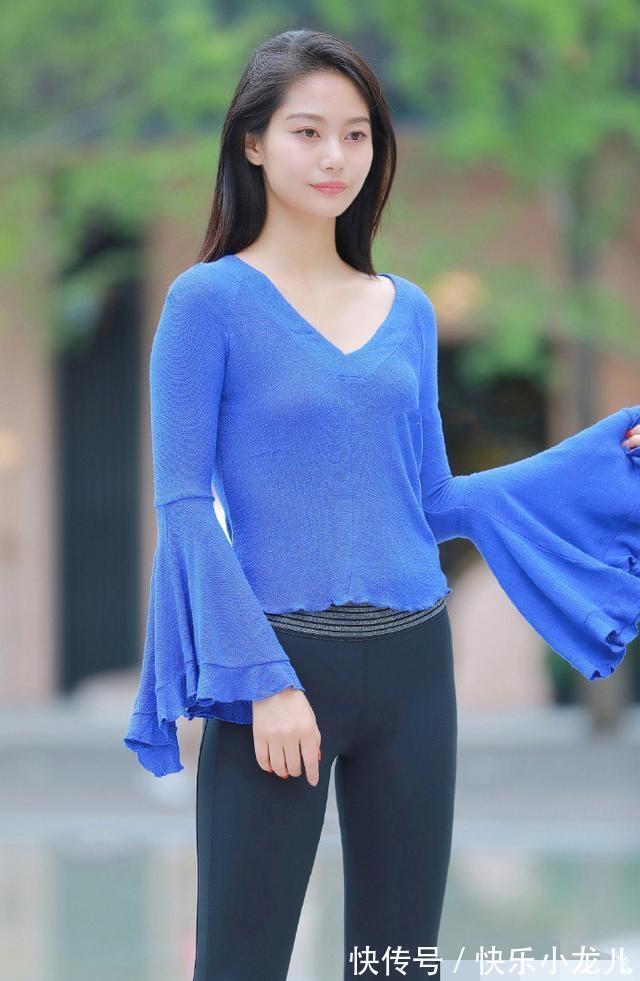 牛油果绿 打底裤彰显出时尚的休闲范，给人很精致的感觉，自然又上档次