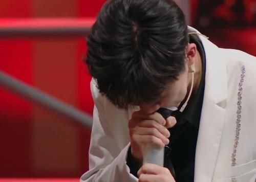 宋亚轩使劲吹水管,五官挤在一起,脸上的一处凸起令粉丝傻眼了