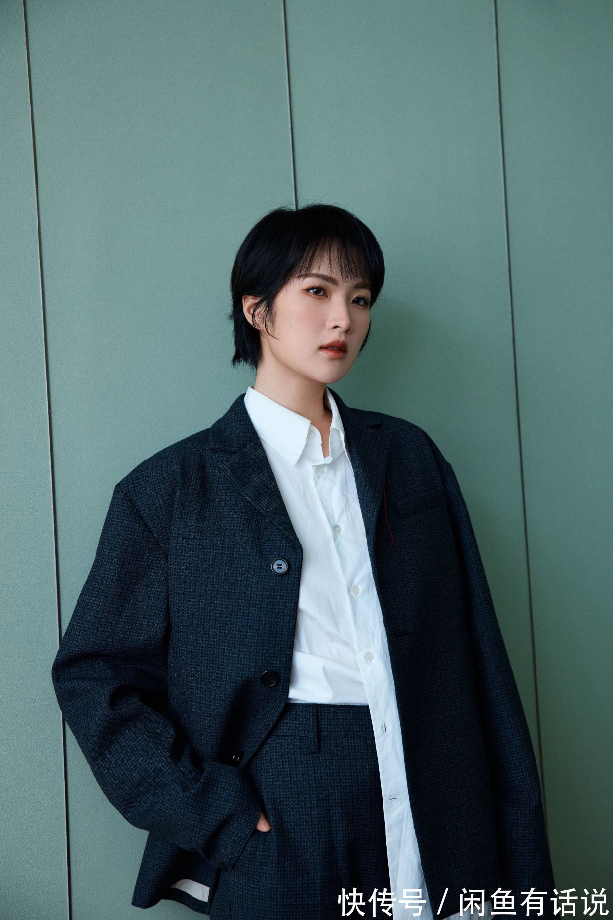 气质感|姚安娜改变风格，穿一身男士西装配利落短发，富家千金变职场精英