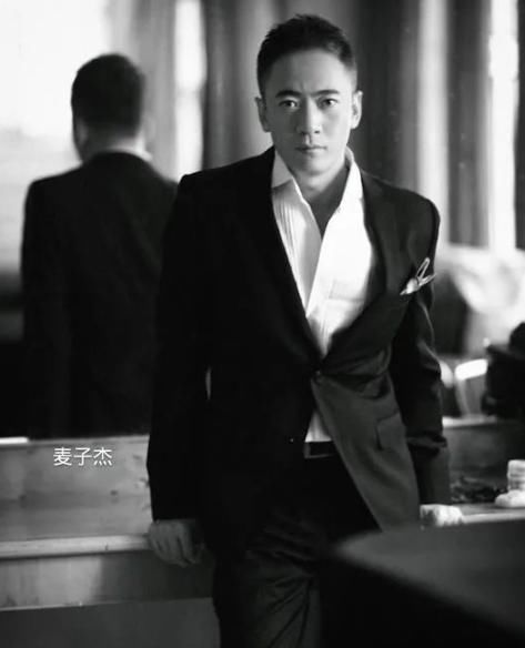 抚养|父母被害家破人亡，事业上升期退出歌坛抚养幼妹，如今华丽回归