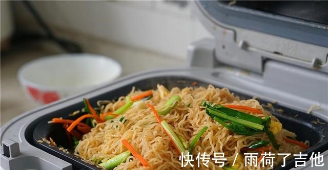 炒米粉|懒人版鸡蛋炒米粉，做法和煮泡面差不多，味道比泡面好！