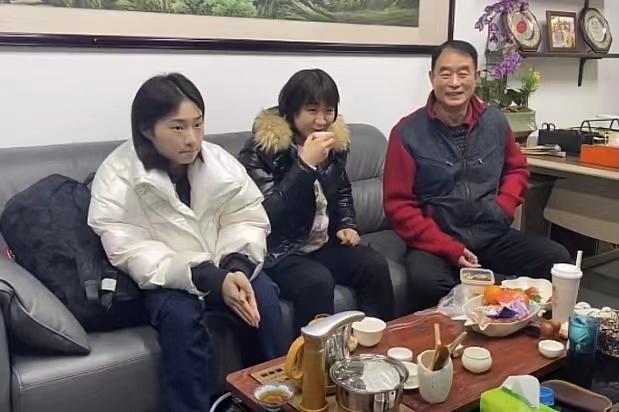 乒乓球|陈梦过年串门!与表哥黄晓明聚首合影,带师妹一起探望启蒙恩师
