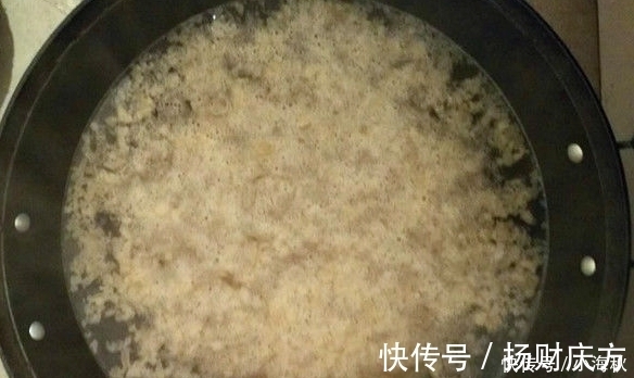 老家|小伙带女友回农村老家，准公公特意做了个拿手菜，姑娘一口不吃