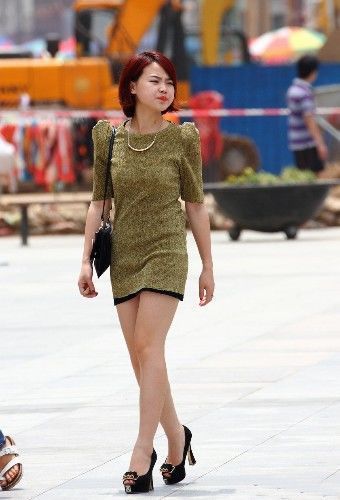 街拍:红头发美女穿一身靓丽的连衣短裙上街,酷劲十足