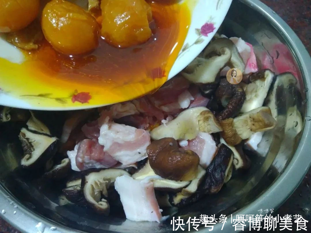 香菇|端午节将至，教你做鲜香味美的咸蛋黄肉粽，软糯诱人，吃了还想吃