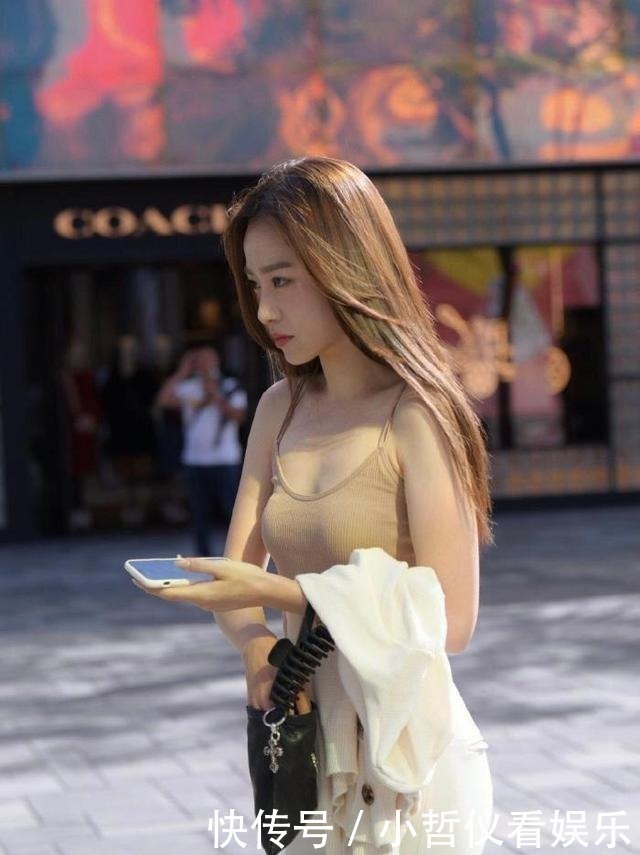 针织|妹子这身材绝了,白色休闲裤配针织背心,塑造精致“花瓶”气质