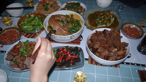 朋友来家吃饭,一桌硬菜不吃,光吃青菜,吃完了一盘,还要再来一盘
