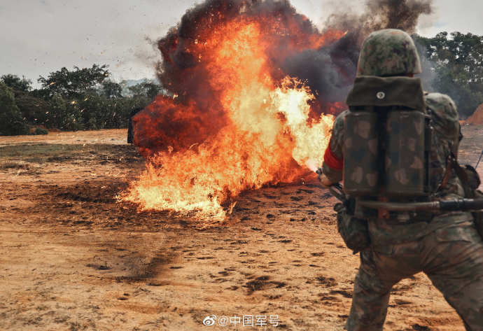 视觉冲击！多角度看喷火兵昼夜实喷训练