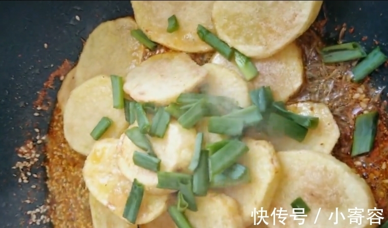 提升|炸土豆片撒上这种调料,香味瞬间提升10倍,一盘上来秒光。