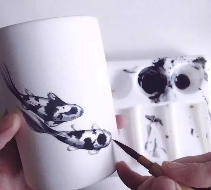 陶罐|印度女孩在白陶罐上画出逼真游鱼,网友评论似在水中游