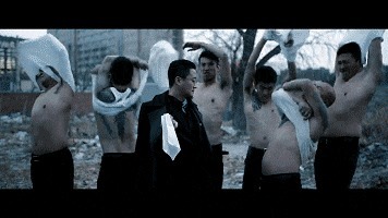 |搞笑GIF趣图兄弟,男儿有泪不轻弹,一定是遇到伤心的事了!