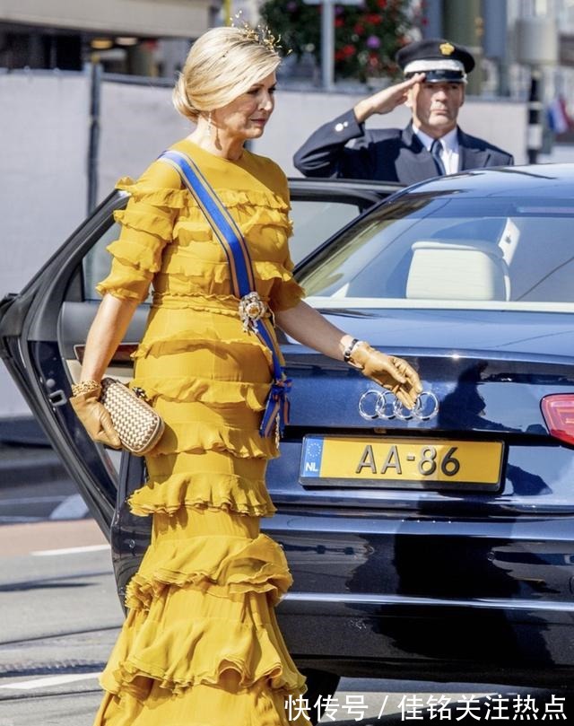 黄色 50岁荷兰王后穿搭用色超大胆,穿遍彩虹色,连英女王也望尘莫及!