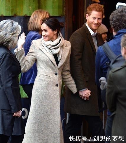 哈利 梅根搭配好清爽，白色套装配礼貌不油腻，哈利全程呵护状态不错！