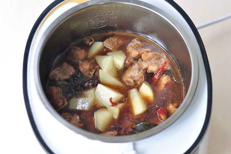 土豆跟排骨一起烧，色香味俱全，越吃越香