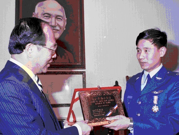 黄金|1982年他驾机叛逃,获5000两黄金,曾经荣华富贵,如今报应到了!