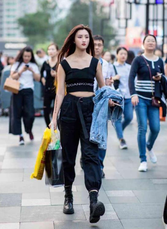 街拍：靓女如云的美女，一件黑色背心配黑色休闲裤，青春活力风范