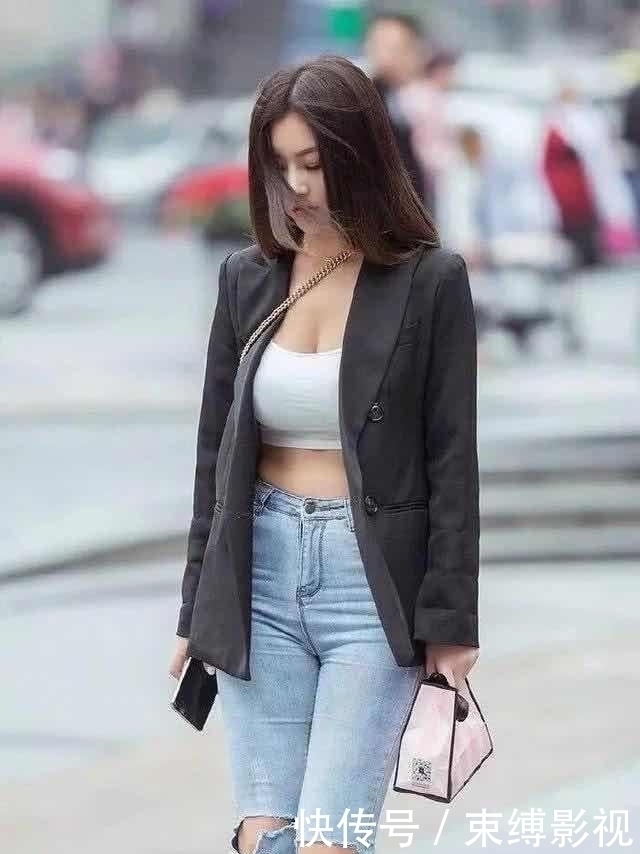 装嫩|30岁的嫂子去逛街，还穿着露脐小背心装嫩，我也是fo了