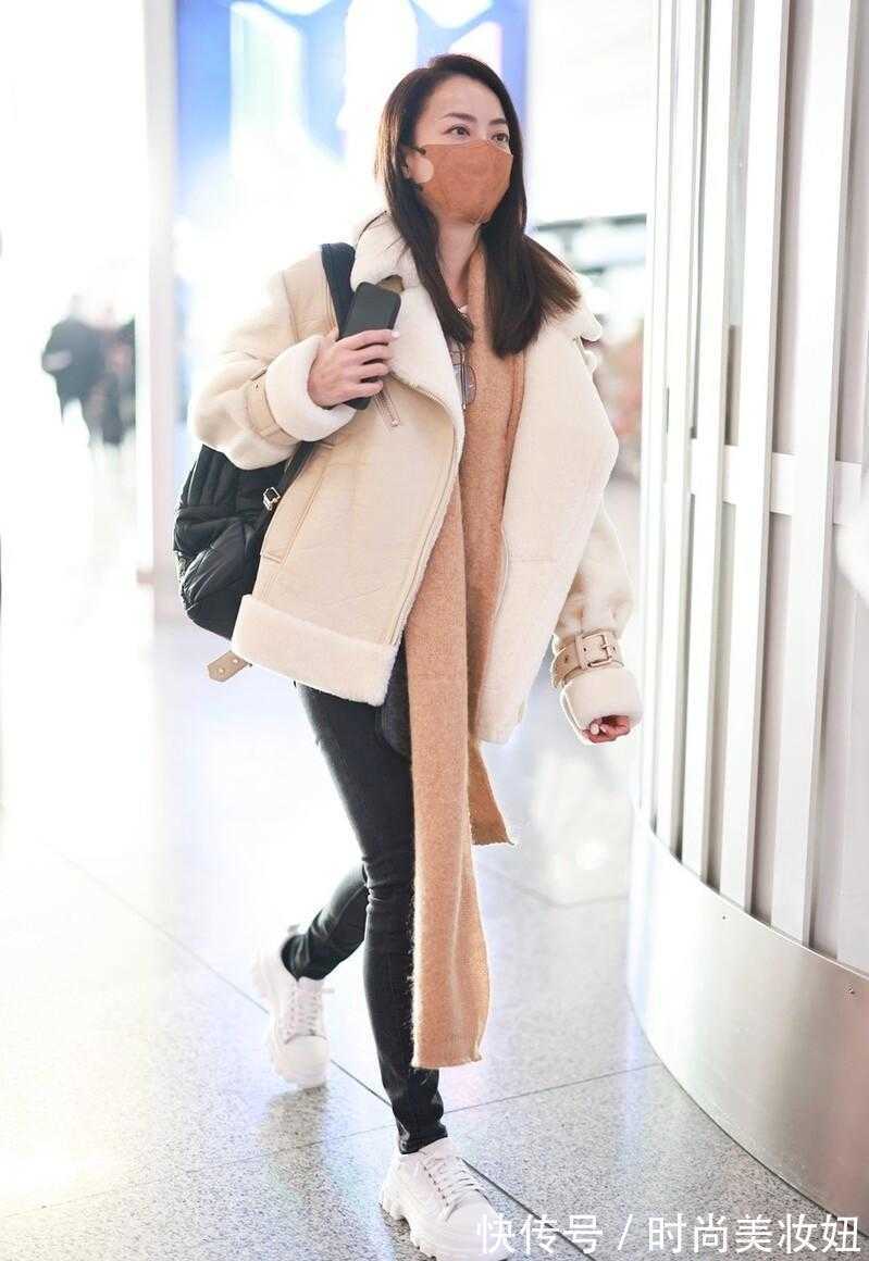 毛绒|霍汶希衣品不输女明星,穿毛绒外套+小脚裤,配小白鞋超减龄