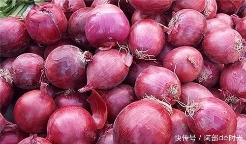 扔钱|洋葱的皮不要扔!扔它就等于扔钱,留起来用处多,快去告诉家里人