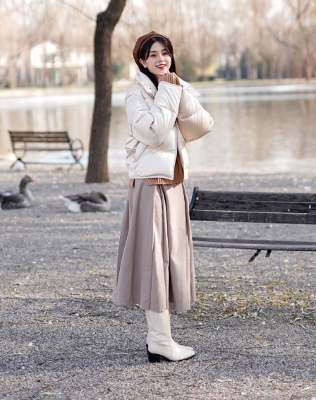 小姐姐 秋冬要给穿搭做减法,建议用“羽绒服+半身裙”,温柔显瘦更好看