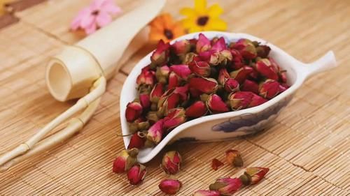 提醒女性朋友，坚持做到这3点，多吃“三红”，预防长色斑气色好