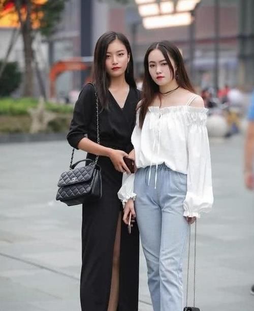小姐姐|街拍美女：活泼的小姐姐，吊带背心搭配牛仔裤，清新温柔的淑女范